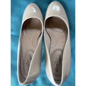 Dexflex Comfort Round Toe Nude Patent Heels. Size 10. New without box-never worn